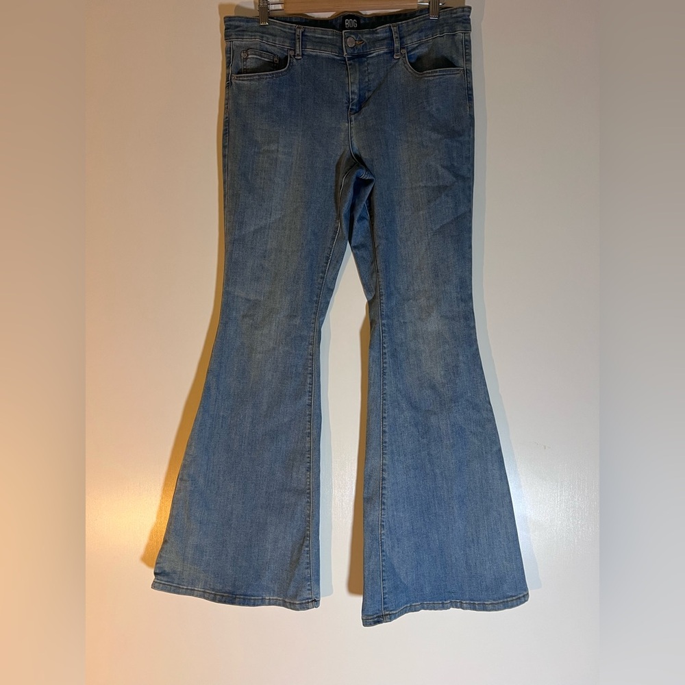 BDG Urban Outfitters Light Wash Bell Bottom Women's Jeans with STRETCH Size 32